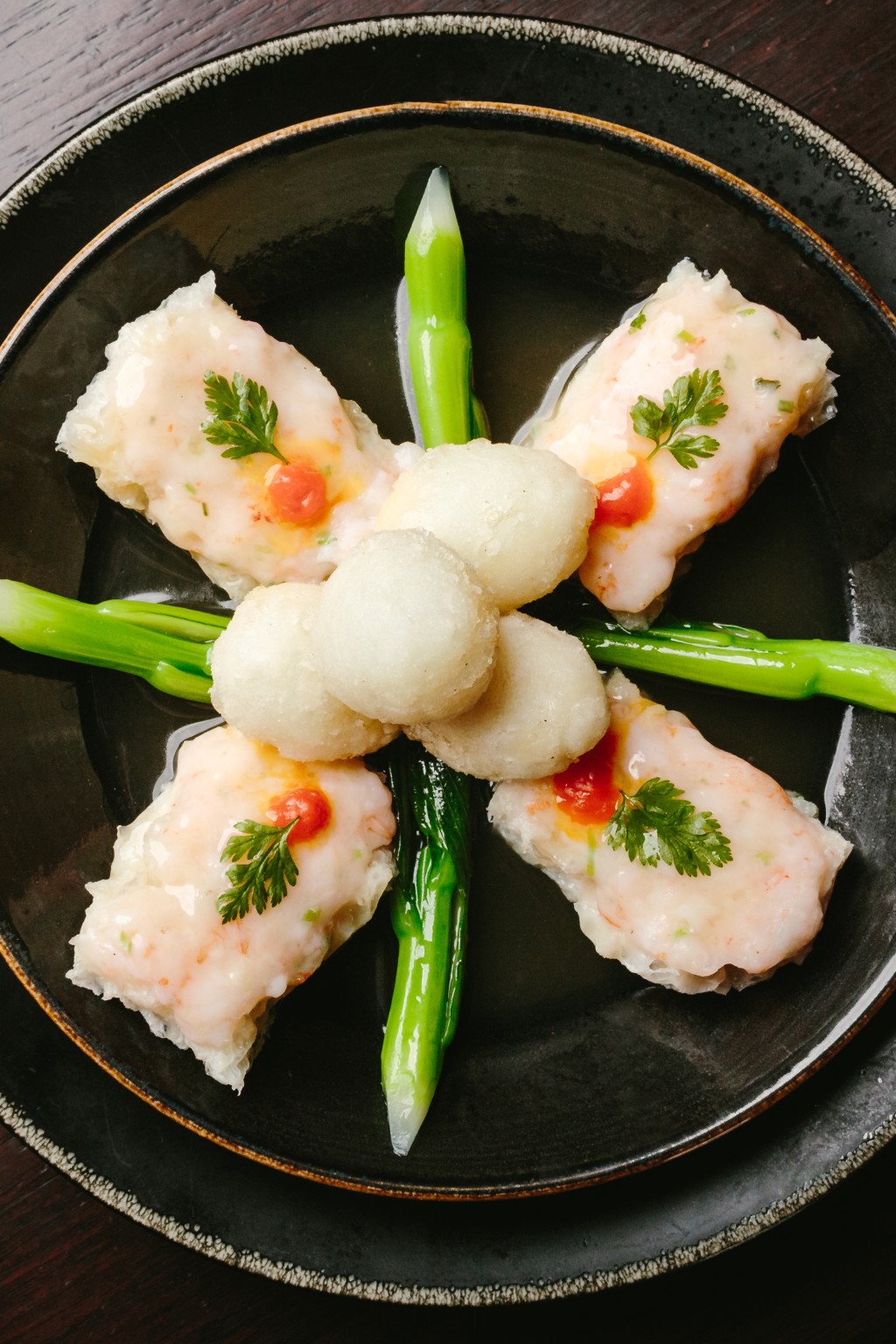 百花魚肚縐紗鴿蛋  $680 屬滿漢全席菜式，在魚肚中釀入蝦膠，是一道精緻手工菜。